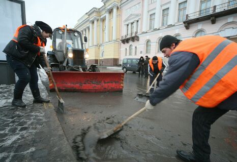 Сметут нехватку: Смольный ждёт наплыва мигрантов на места дворников