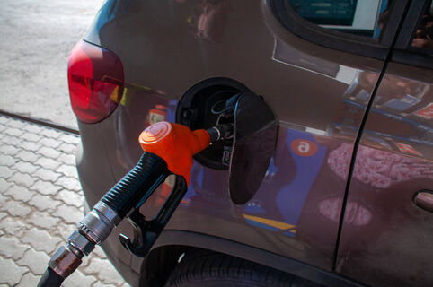 Ездил как все — и платил больше: 6 трюков, которые реально экономят бензин