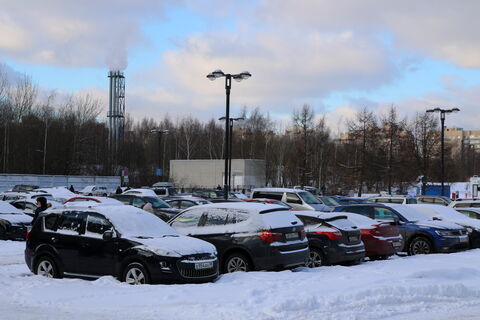 Снег похоронил бизнес: как непогода превратила частные парковки Невского района в зимнюю ловушку