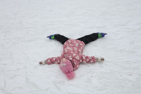 каток, девочка, коньки