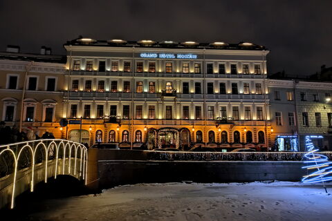 Синий мост окажется в зимнем петербургском саду: у него монтируют ёлки и сияющие арки