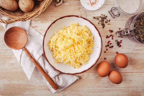 Просто натрите картошку и добавьте яйца: вкуснее любой пиццы и сытнее пирога – быстро и просто 