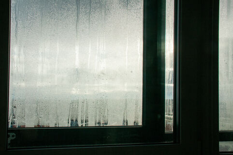 окна запотели