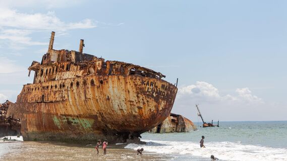 Древнейшая пустыня, кладбище кораблей и огромный водопад: что посмотреть в Анголе