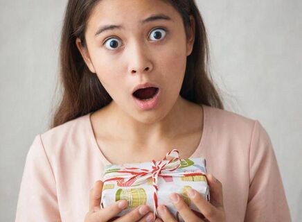 Кубки из коровьих рогов и копченые крылышки от босса: девушки рассказали о худших подарках в жизни