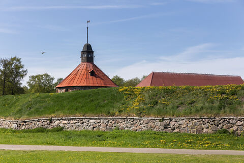 Какие города находятся рядом с Ладожским озером?