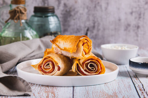 Хрустящие и сочные рулетики из лаваша: идеальная закуска за 20 минут – вкусно, просто и быстро 