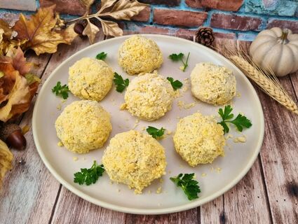 Обычную "Мимозу" больше не делаю: кручу закусочные шарики, которые тают во рту