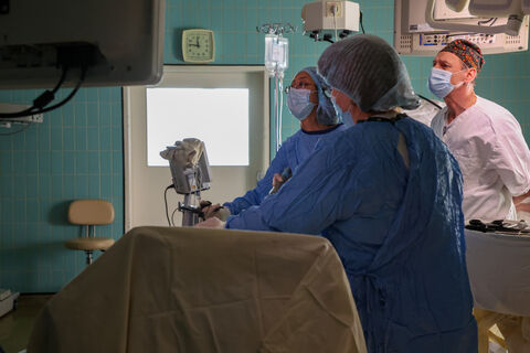 Уникальная операция в НИИ Джанелидзе: врачи избавили мужчину от «мяча» в паху