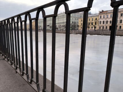 ограда, река