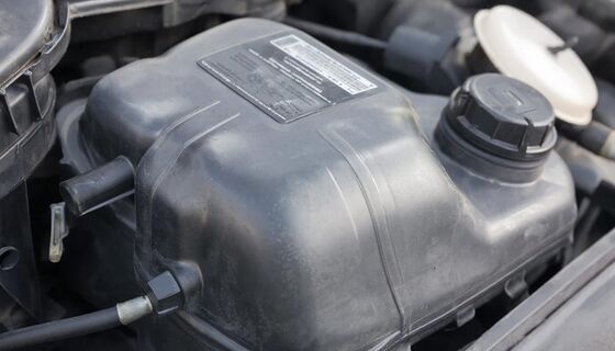 Обычная кола в бачке омывателя творит чудеса: этот странный трюк спасает форсунки и датчики