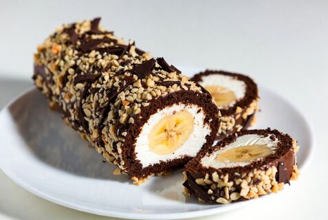 Шоколадная колбаска с бананом, которую обожают все: быстрый десерт к чаю