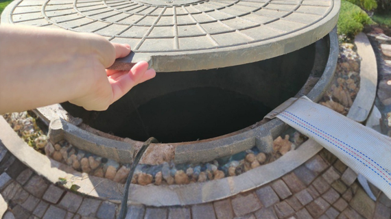 Ледяная корка исчезнет без кипятка: вот что нужно, чтобы пробить "пробку" в септике – справится даже младенец