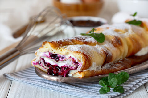 Намазала, свернула и подала вкусняшку на стол через 30 минут - Простой рулет с вареньем