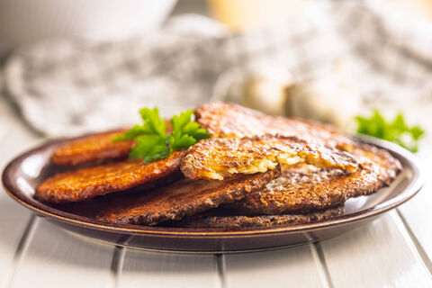 Оладьи на скорую руку с колбасой и сыром – сытный завтрак за 20 минут: станет вашим фаворитом