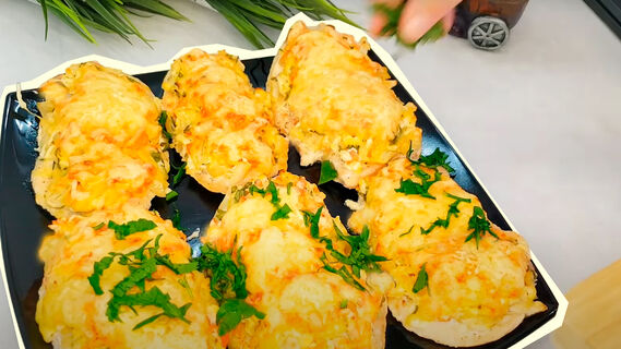 Куриное филе больше не пересохнет в духовке: положите на него эту вкусную «шубу»