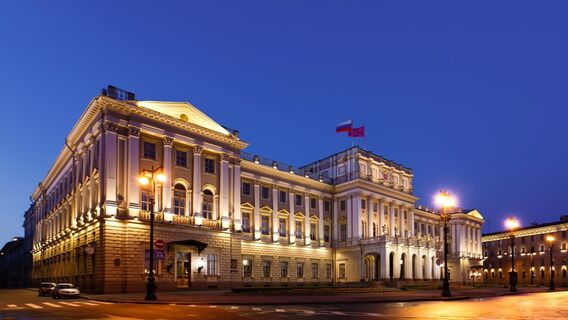 Приостановка «депутатской поправки» обострила ситуацию в ЗакС накануне отчета Беглова