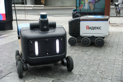 Открываются по кнопке в смартфоне и вежливо уступают дорогу: как роботы-курьеры обживаются в Петербурге