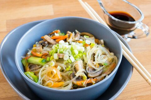 Вкусно до дрожи: побалуйте домашних теплым салатом из фунчозы с грибами 