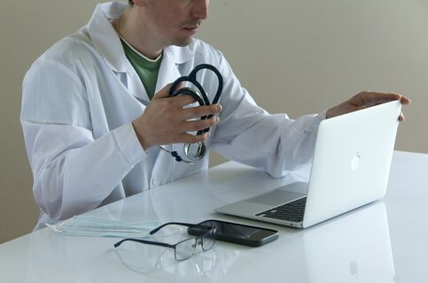 «Белые халаты» редеют: в Петербурге в 2024‑м работают всего 50 тысяч врачей