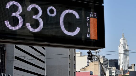 Доставать зонт рано: названы регионы России, куда придет жаркое лето