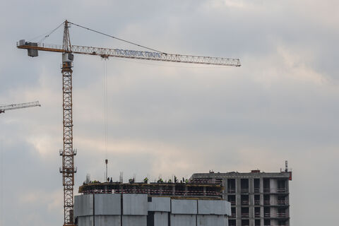 Башни-ровесницы: 75-метровые гиганты подружатся с соседками на площади Конституции