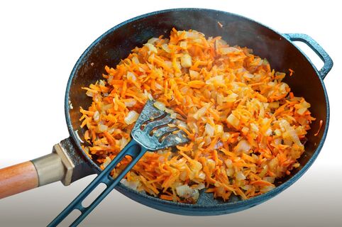 Лук и морковь никогда не жарю вместе — блюдо безнадежно испортится: почему и как правильно