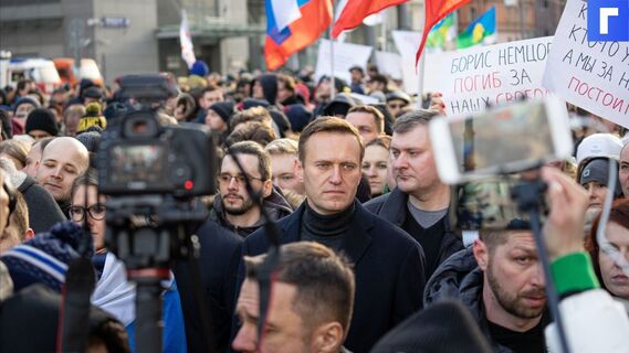 Навального доставили в суд для рассмотрения его дела о клевете