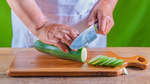 Не спешите выбрасывать горчащие кабачки: этот продукт уберет неприятный привкус