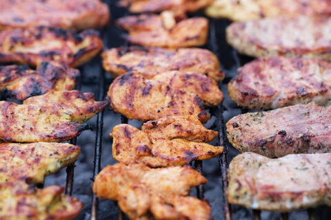 Соль на угли за 10 секунд до жарки – и пламя больше не убивает шашлык: простой лайфхак на майские