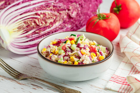 Обычная пекинка и банка кукурузы – а на выходе нежный и сочный салат за 7 минут: быстро, просто и очень вкусно   