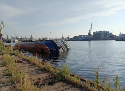 Счёт пошёл на дни: затонувший «Капитан Ушаков» поднимут со дна Невы к концу ноября Счёт пошёл на дни: затонувший «Капитан Ушаков» поднимут со дна Невы к концу ноября