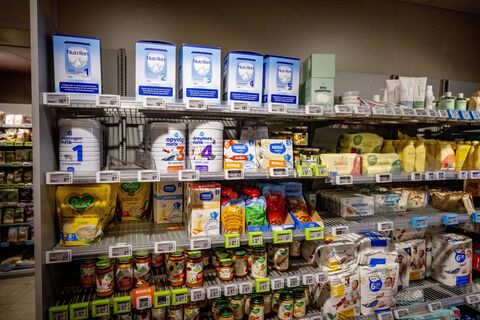 Не только шоколад: Китаянка посетила российский магазин и назвала любимые продукты