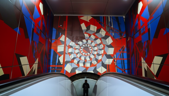 Не метро, а галерея: вестибюль «Путиловской» теперь встречает масштабным абстрактным панно