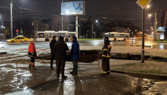 Одна яма — два маршрута: гигантский провал на Энгельса заставил два автобуса резко сменить курс