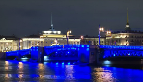 Почему главные мосты Петербурга стали синими?