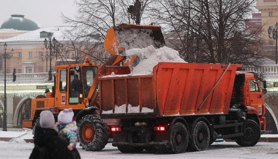 Не дотянули до круглой цифры: на снегоплавильный пункт Петербурга доставили первые 9,9 куба снега