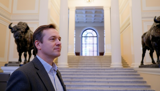 Не львы, а зубры: каменные стражи дома Пашкова на Литейном вернулись в вестибюль после реставрации