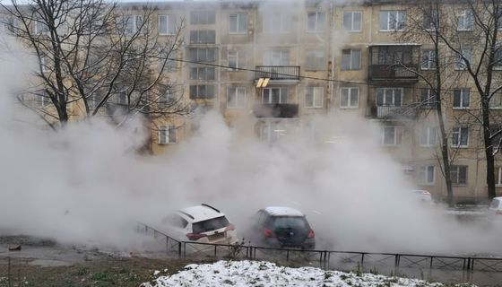 Асфальт испарился из‑под колёс: СК проверяет прорыв трубы и обвал грунта под машинами на Бассейной в Петербурге