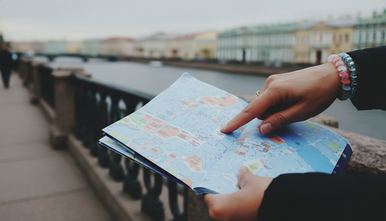 Чемоданы наготове: заграничные поездки из Петербурга за год подешевели на 15%