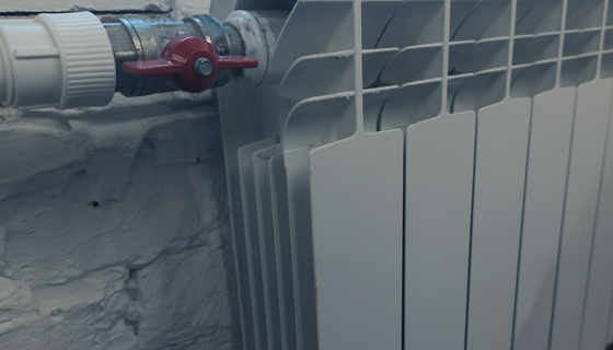 Зябко, но законно: почему в СПб «тепло» — это 18°, и как добиться перерасчёта в 2025–2026