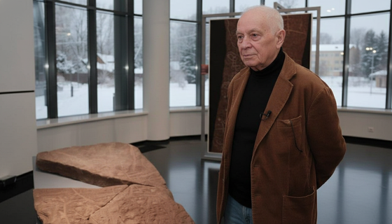 Сибирская древность ожила под Петербургом: в Ленобласти восстановили 5‑тысячелетнюю каменную плиту из Хакасии