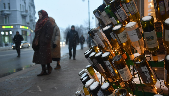 Цены на алкоголь еще не подняли, а магазины уже суетятся: готовятся к подорожанию заранее