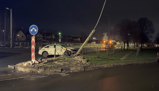 Первым делом — в столб: в Колпино водитель прокатной машины снёс электрическую опору