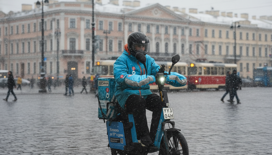 Заказы зависли, курьеров нет: петербургские службы доставки буксуют после запрета мигрантам работать