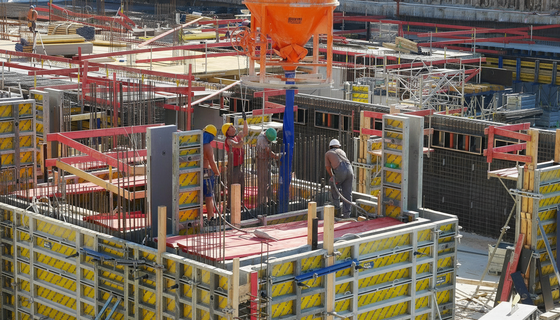 Кирпичи дороже клавиатур: в Петербурге теперь самые большие зарплаты у строителей