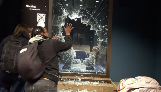 Не корона, а витрина: из‑за повреждения витрины с государственной короной Лондонский Тауэр закрыли целиком