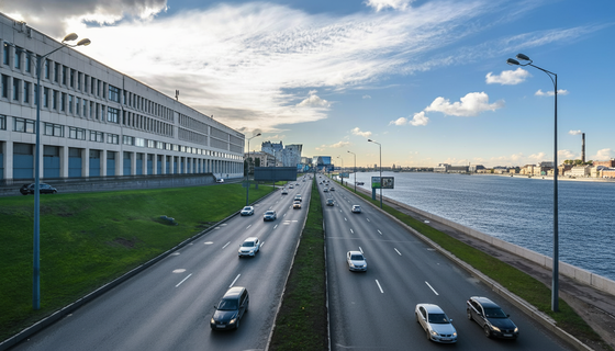 До осени в объездах: движение по Малоохтинской набережной ограничат