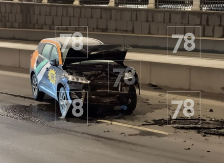 Разгон не по адресу: на Пироговской набережной арендованная машина влетела в стену