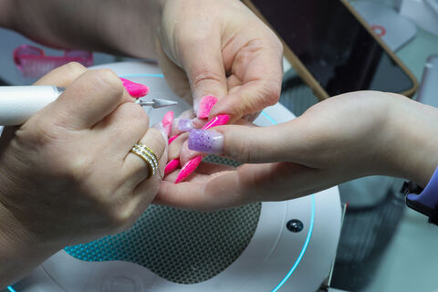 Шесть часов на ногти: салонам грозит кризис цен